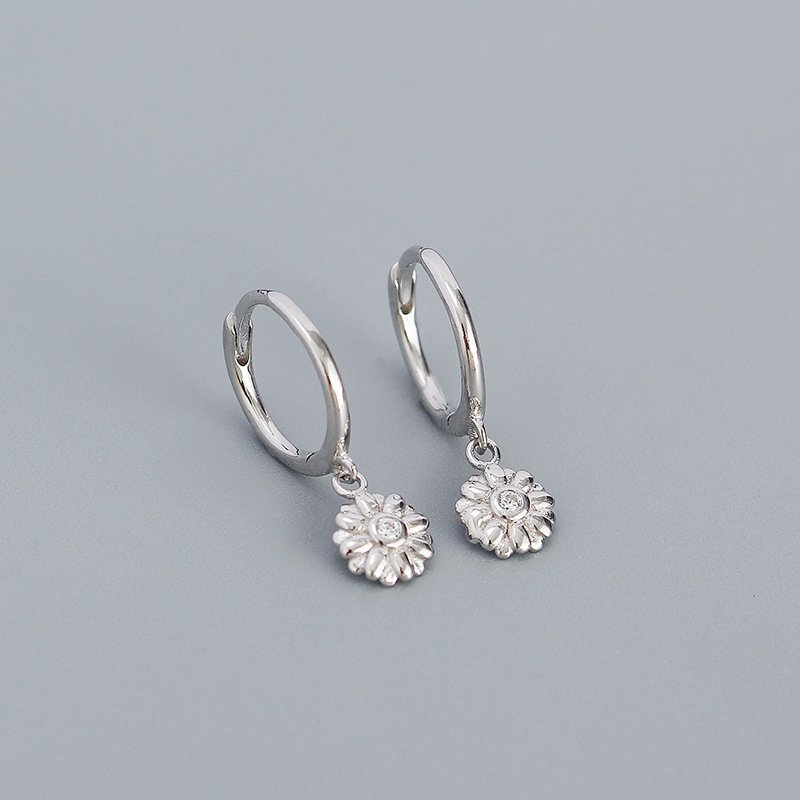 Fashionable And Minimalist Floral Ear Clips For Women - Image 4
